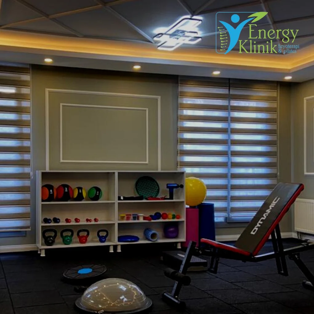 Egzersiz salonu; sağlık topları, kettlebell, denge tahtası ve ayarlı sehpa